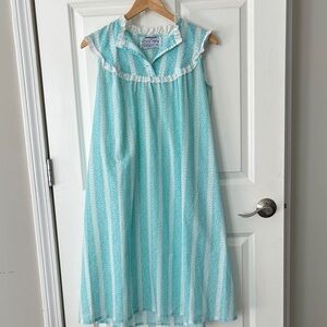 Vintage-Style Mint Green Sleeveless Nightgown with Lace Trim